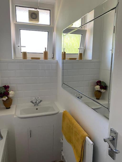 Lovely 2 Bedroom Flat In Greater Londra Exterior foto