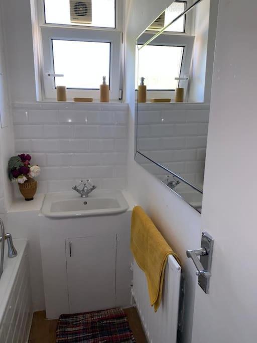 Lovely 2 Bedroom Flat In Greater Londra Exterior foto